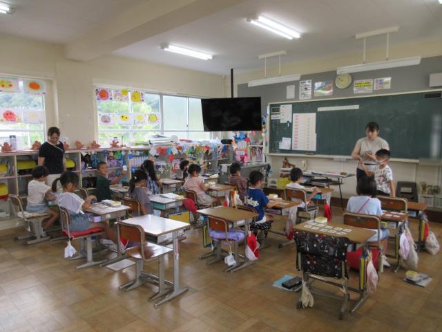 【中古】 食で育む心と体 地域・家庭・学校のネットワークを生かして/教育出版/寺津小学校（西尾市立） 中古】 食で育む心と体 地域・家庭・学校のネットワークを生かし