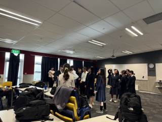 徳山大学の旅行カバン 赤黒い