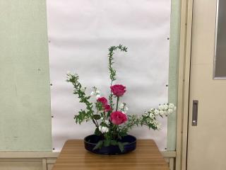 ハンドメイド 芸術祭入賞作品・￼薔薇ペイント&クレーアートの人形 