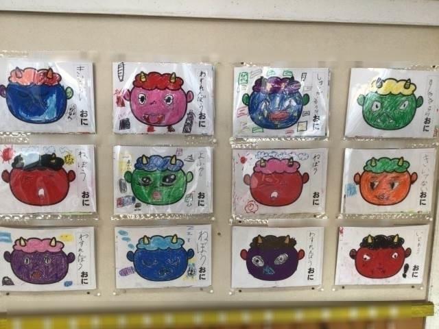 かわいい抽象的なカラフルな蝶の女の子のための学校算数ノート