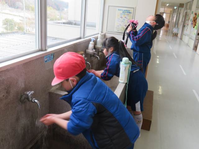 雪がふり、クリスマスソングが流れるツリー店舗や事務所や家庭飾りに最適