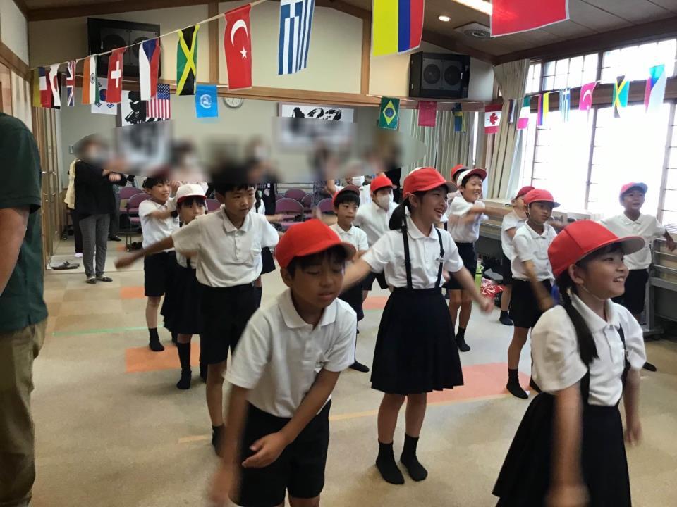 いずみの森義務教育学校の制服 男子、大きめサイズ ひらべったい