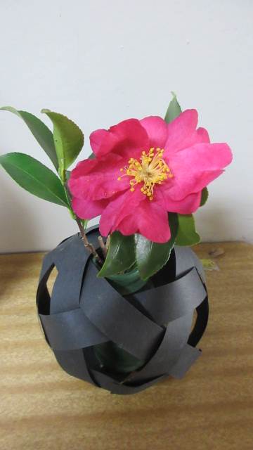 おるがん社にしおゆき作立ち人形「花をおくる」赤い花