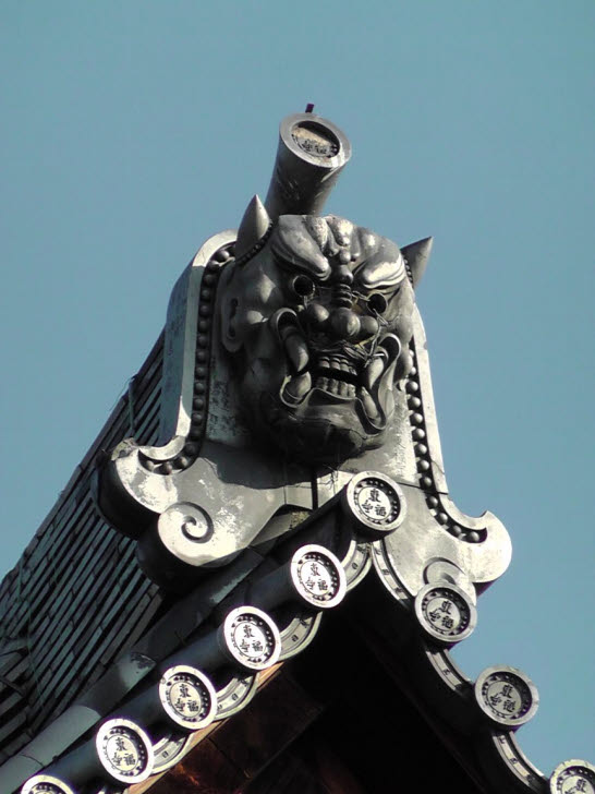 知恵の輪-京都・東福寺本堂・鬼瓦1