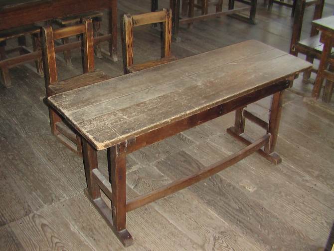 昔の小学校の机 昔の小学校 写真素材 [4100760] - フォトライブラリー