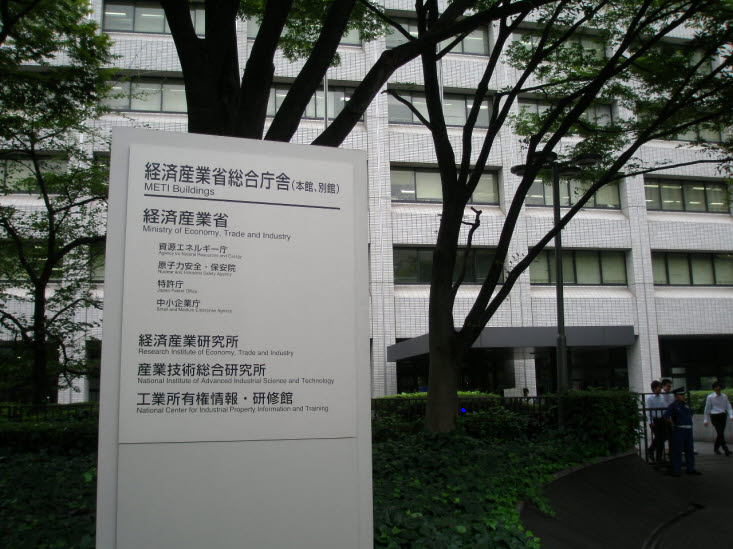 【中古】 ２１世紀の原子力を考える/経済産業調査会/通商産業省 知恵の輪-経済通産省○🏢