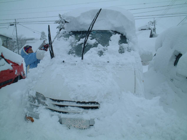 雪国 知恵の輪-雪国のくらし08スコップで雪かき