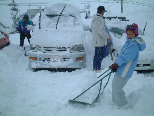 知恵の輪-雪国のくらし08スコップで雪かき