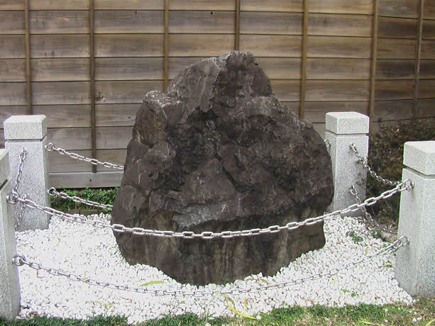 知恵の輪-道後・白鷺伝説の石?