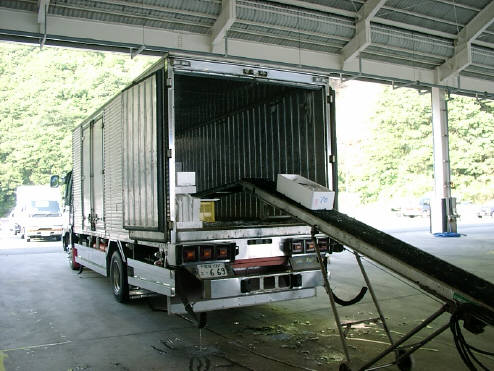 知恵の輪 保冷車に積み込む